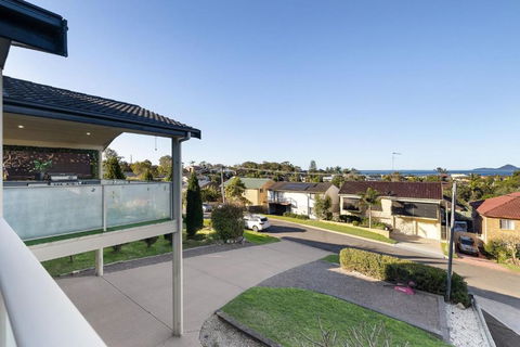 Oasis At Salamander Bay, 10 Raymond Ave - Boat Parking, WiFi, Air Con, Water Views - Accommodation Broadbeach 0