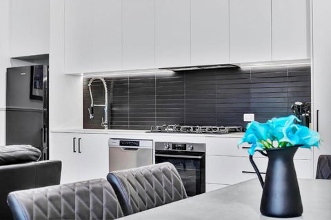 Noir Cottage Glenelg North - Accommodation Broadbeach 3