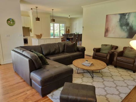 Noonan House, 5 Bedrooms. Hop & Skip To Town - Accommodation Broadbeach 3