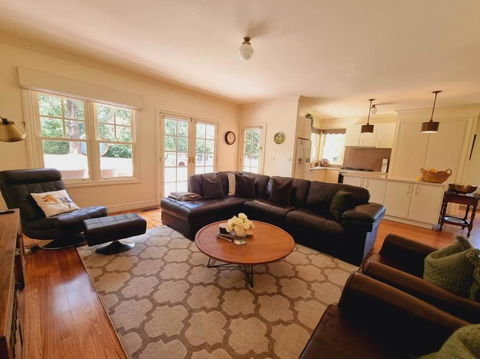 Noonan House, 5 Bedrooms. Hop & Skip To Town - Accommodation Broadbeach 2
