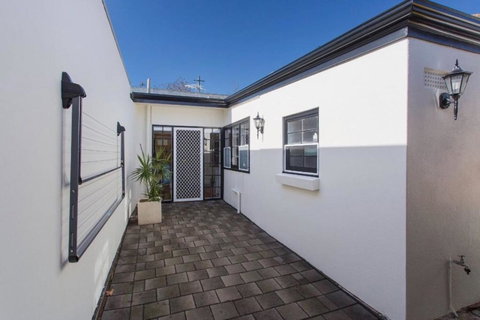 North Adelaide Row Cottage Monte - Accommodation Broadbeach 1