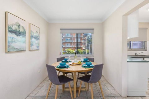 North Beach Escape - Balcony Sunrises And Ocean Walks - Accommodation Broadbeach 2