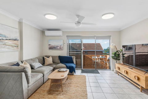 North Beach Escape - Balcony Sunrises And Ocean Walks - Accommodation Broadbeach 1