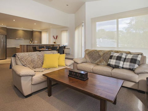Northview 2 - Modern 2BR Townhouse L Lake View L Central Location L Spa Bath L WiFi - Accommodation Broadbeach 0