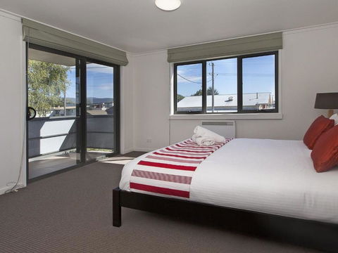 Northview 2 - Modern 2BR Townhouse L Lake View L Central Location L Spa Bath L WiFi - Accommodation Broadbeach 1
