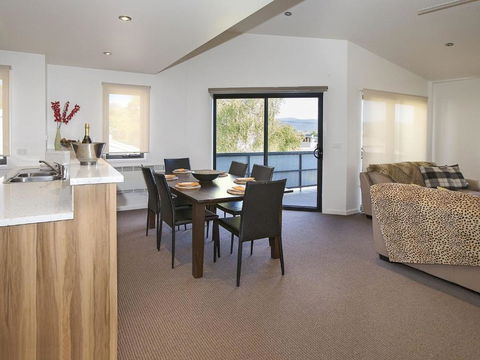 Northview 2 - Modern 2BR Townhouse L Lake View L Central Location L Spa Bath L WiFi - Accommodation Broadbeach 2