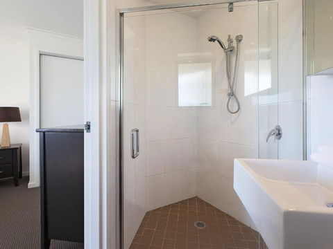 Northview 2 - Modern 2BR Townhouse L Lake View L Central Location L Spa Bath L WiFi - Accommodation Broadbeach 3