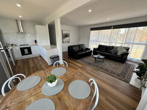 Nth Central 4BR Reno W WiFi - Accommodation Broadbeach 1