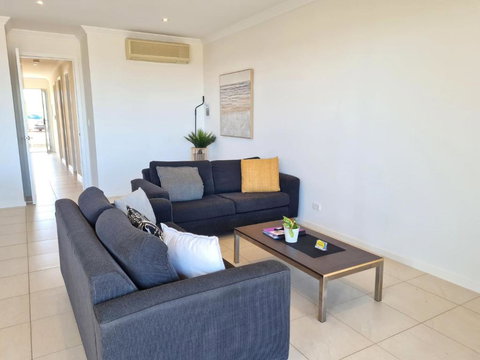 Number 99B - Accommodation Broadbeach 2