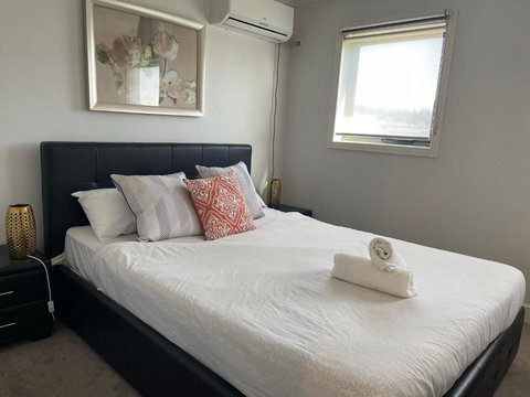 Oaklands Junction Homes - Accommodation Broadbeach 2