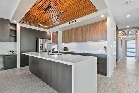 Ocean Escape - Majestic, Luxurious Canal Home - Accommodation Broadbeach 3