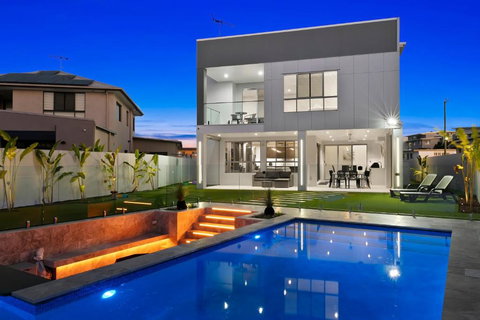 Ocean Escape - Majestic, Luxurious Canal Home - Accommodation Broadbeach 0