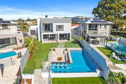 Ocean Escape - Majestic, Luxurious Canal Home - Accommodation Broadbeach 2