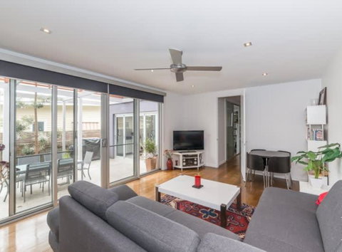 Ocean Grove Beach River & Cafe Lifestyle - Accommodation Broadbeach 3
