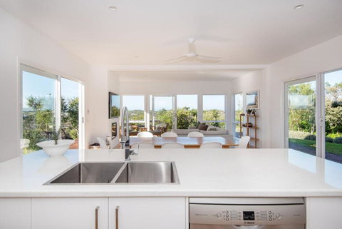 Ocean Panorama Atop The Rye Tea Trees - Accommodation Broadbeach 3