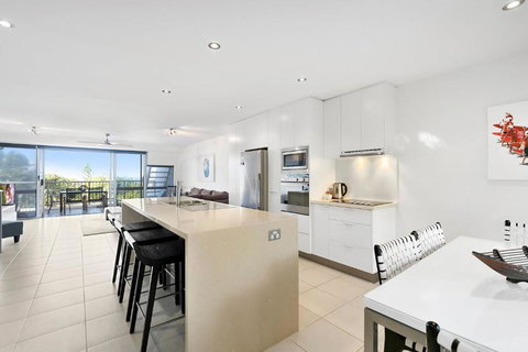 Ocean Terraces Split Level Apartment At The Beach - Accommodation Broadbeach 1