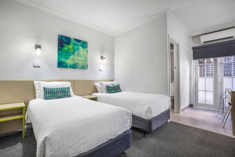 Nightcap At Skyways Hotel - Accommodation Broadbeach 1