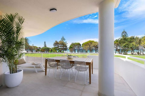 Oceanfront Byron Palms - Accommodation Broadbeach 0