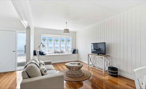 Ocean Views & City Convenience Perfect Getaway - Accommodation Broadbeach 2