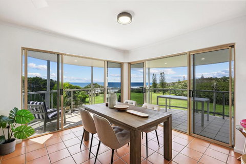 Oceanside Apartment With Views Of Yaroomba Beach - Accommodation Broadbeach 3
