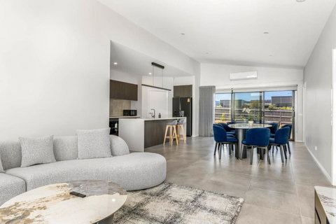 Opulence Cove - Accommodation Broadbeach 0