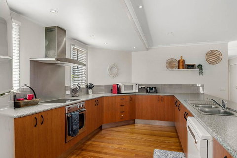 Outlook Escape By Ready Set Stay - BYO LINEN & TOWELS - Accommodation Broadbeach 3