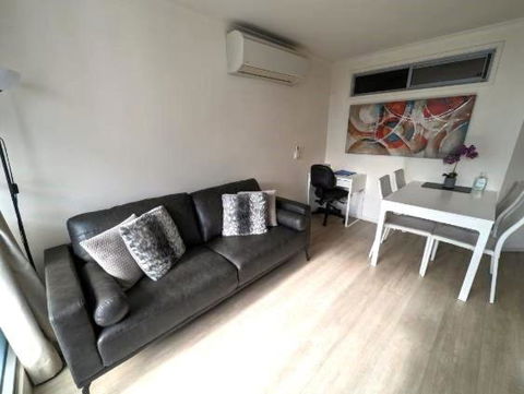 Onsite Parking, Self Check-in - Accommodation Broadbeach 2