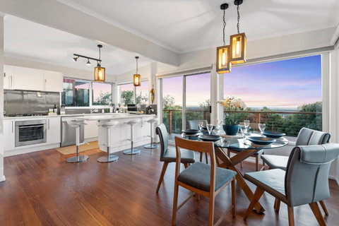 Oceanview 3-Bed Family Home With Cinema Room - Accommodation Broadbeach 0