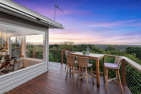 Oceanview 3-Bed Family Home With Cinema Room - Accommodation Broadbeach 1