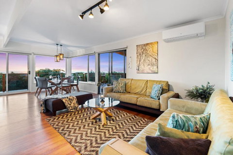 Oceanview 3-Bed Family Home With Cinema Room - Accommodation Broadbeach 2