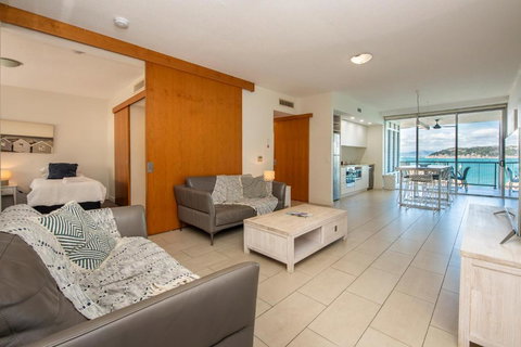 One Bright Point - Stunning Water Views - Accommodation Broadbeach 1