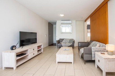 One Bright Point - Stunning Water Views - Accommodation Broadbeach 2