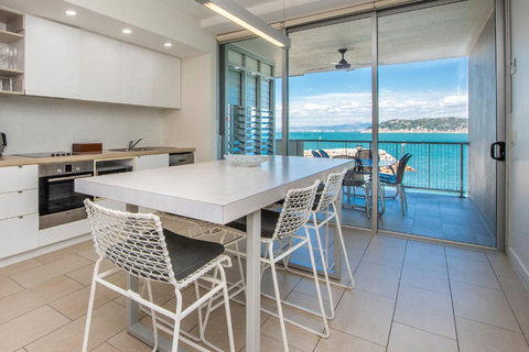 One Bright Point - Stunning Water Views - Accommodation Broadbeach 3