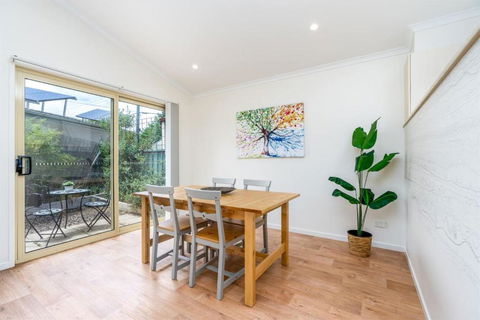 Peaceful 1BR Courtyard Unit In Quiet Dickson - Accommodation Broadbeach 1