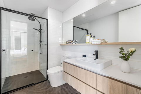 Park Life! Elegant & Sun-Filled 2 Bed 2 Bath Home In Caulfield North - Accommodation Broadbeach 2