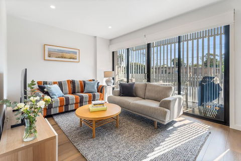 Park Life! Elegant & Sun-Filled 2 Bed 2 Bath Home In Caulfield North - Accommodation Broadbeach 0