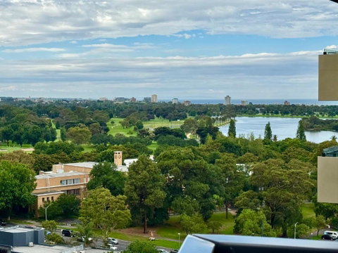 Panoramic View - Albert Park Lake & Shrine Views - Accommodation Broadbeach 0