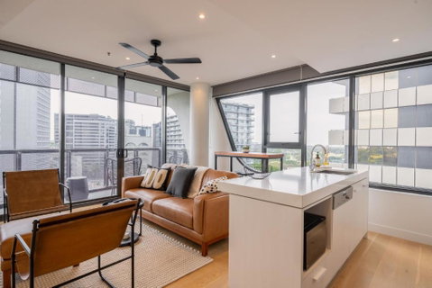 Panoramic View - Albert Park Lake & Shrine Views - Accommodation Broadbeach 1