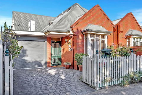 Picket Fence Cottage - Steps From Adelaide Oval - Accommodation Broadbeach 0