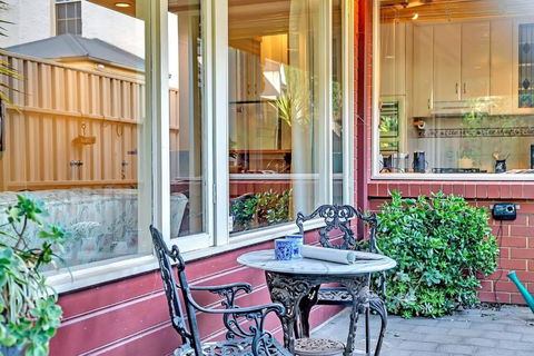 Picket Fence Cottage - Steps From Adelaide Oval - Accommodation Broadbeach 1