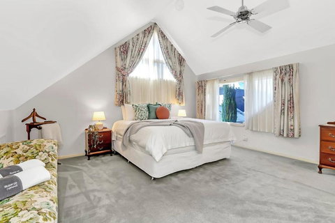 Picket Fence Cottage - Steps From Adelaide Oval - Accommodation Broadbeach 2