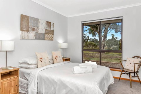 Picturesque Vineyard Farmhouse Nestled On 40-Acres - Accommodation Broadbeach 2