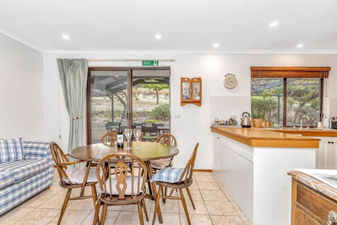 Picturesque Vineyard Farmhouse Nestled On 40-Acres - Accommodation Broadbeach 3