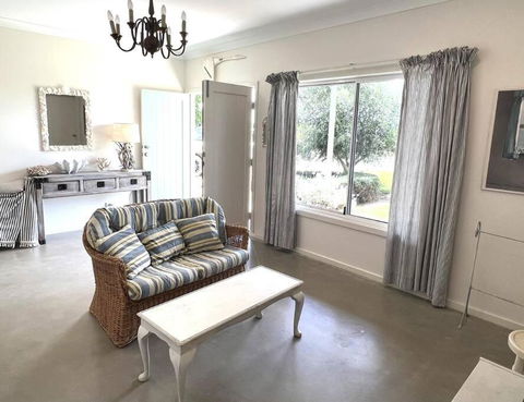 Pine Lodge - Accommodation Broadbeach 1