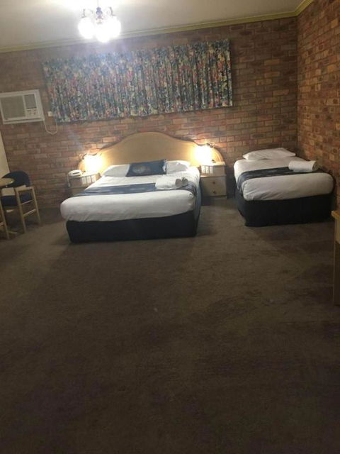 Pines Country Club Motor Inn - Accommodation Broadbeach 3