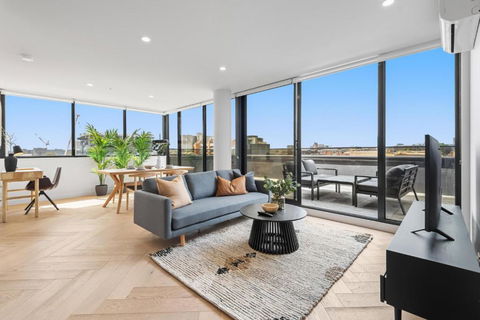 Polished 2-Bed Apartment With Gorgeous City Views - Accommodation Broadbeach 0