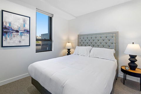Polished 2-Bed Apartment With Gorgeous City Views - Accommodation Broadbeach 1