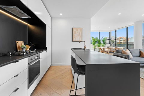 Polished 2-Bed Apartment With Gorgeous City Views - Accommodation Broadbeach 2