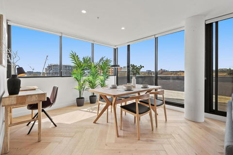 Polished 2-Bed Apartment With Gorgeous City Views - Accommodation Broadbeach 3