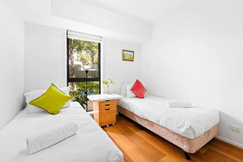 Prime Kensington 2BR Apt With A Massive Backyard - Accommodation Broadbeach 1
